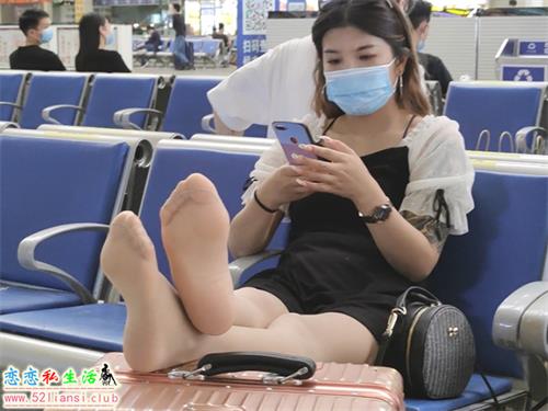 [视频] K&M 189-候车室肉丝美女【4min/405M】