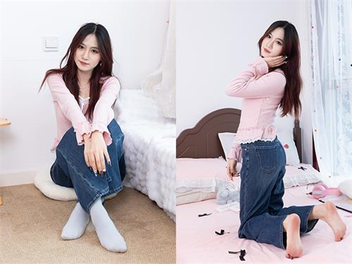 [物恋传媒] No.2673 苹果-马丁短靴、白棉袜、裸足[151P1V-4.08GB]